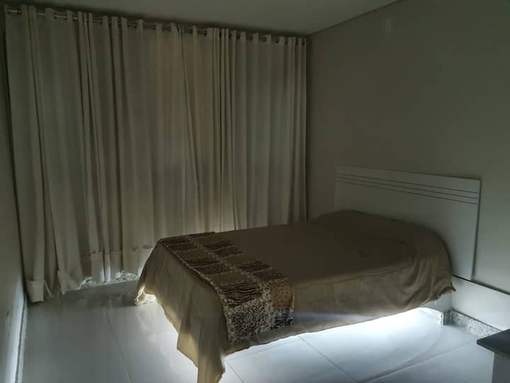 Cama suite con iluminación interior y aire acondicionado