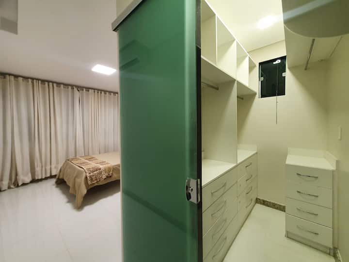 Suite (dormitorio frente a la calle).