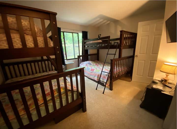 חדר שינה שלישי עם שתי מיטות קומתיים