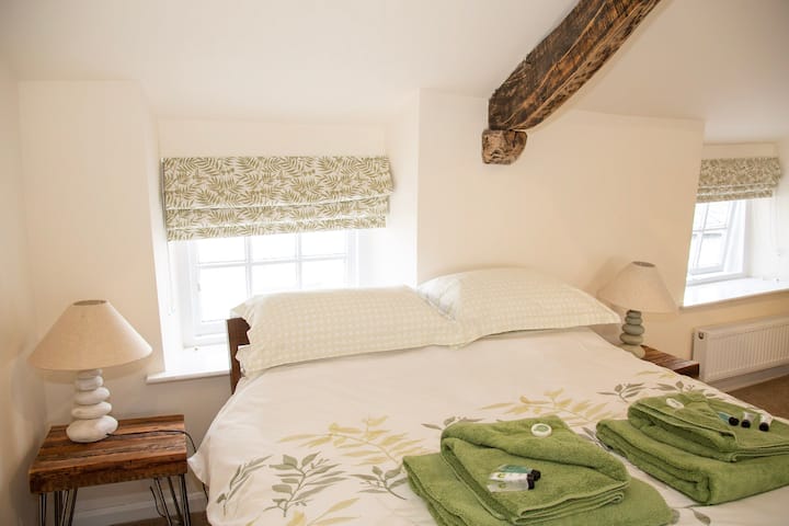 Une belle chambre spacieuse au dernier étage avec lit King Size, baignoire autoportante et salle de bain attenante.