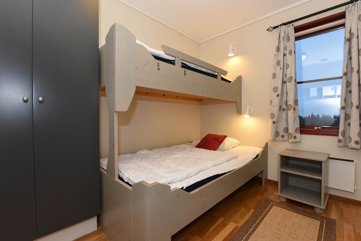 带双层床的3号卧室