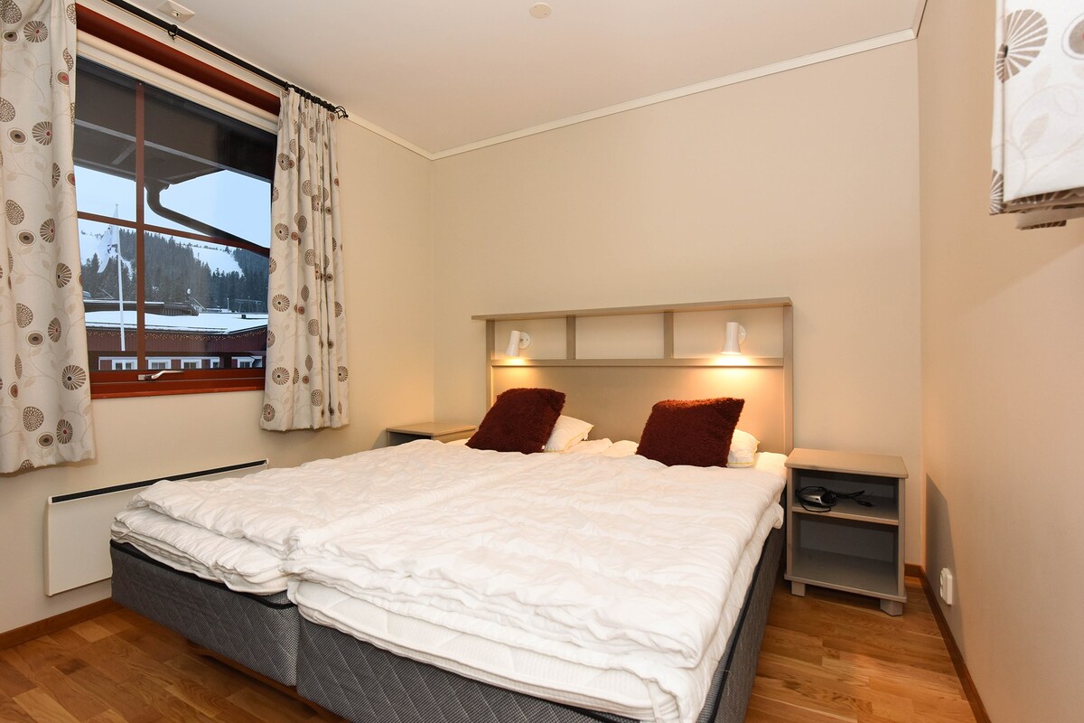 卧室1配有一张双人床，可俯瞰山景 