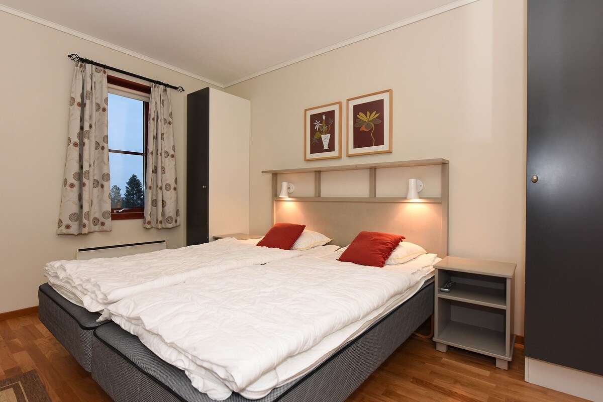 4号卧室配有双人床