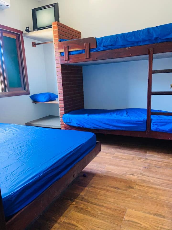 Апартман 1 со клима уред и клима уред и тавански вентилатор.