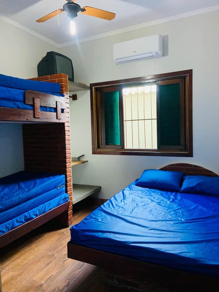 Спална соба 2 со клима уред и вентилатор на таванот.