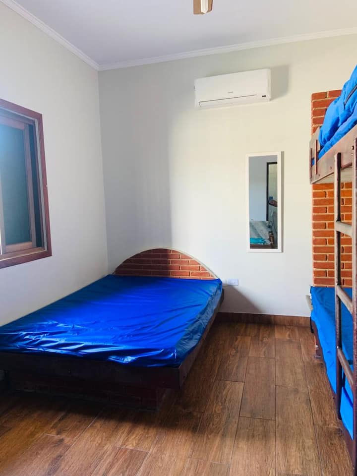 Апартман 2 со клима уред и клима уред и вентилатор на таванот.