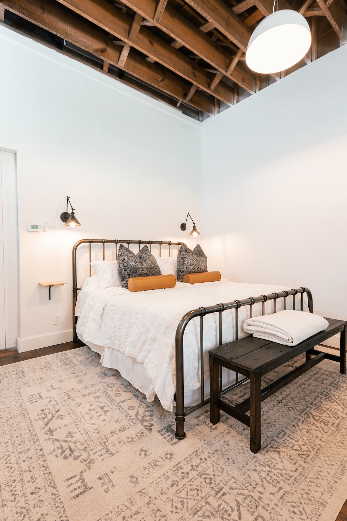 在这张记忆泡沫加大双人床上。