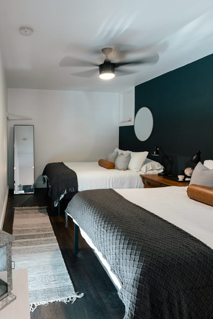 Angalia chumba hiki cha kulala cha ghorofani kwa hadi wageni 4.