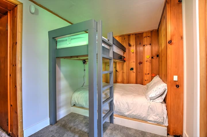 Downstairs bunk bed, twin over double