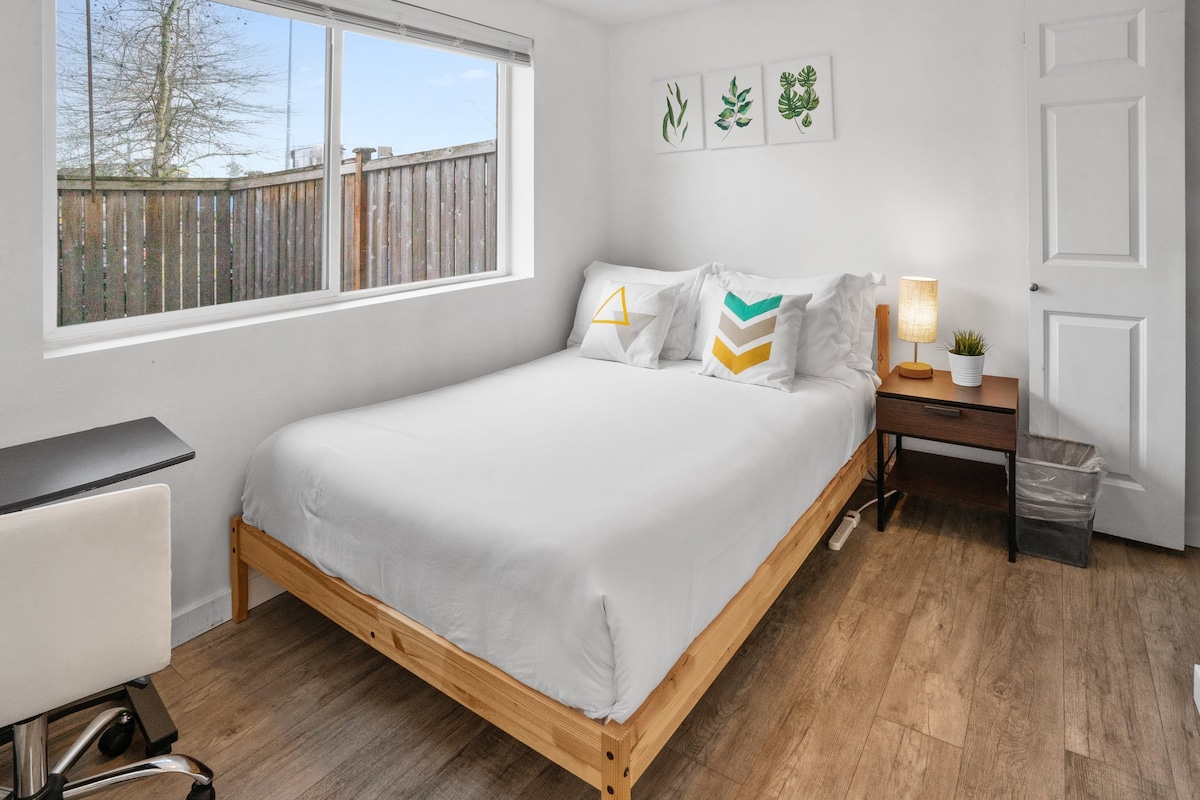 غرفة خاصة بسرير كامل/مزدوج ومكتب عمل.