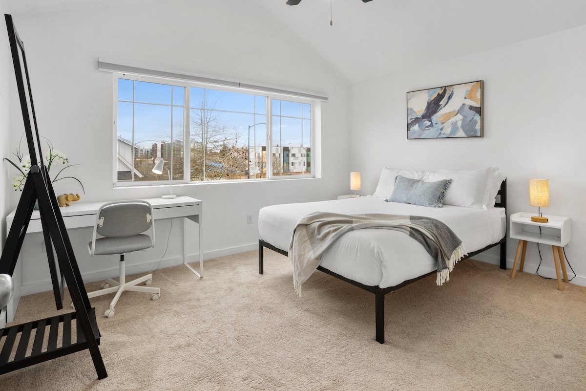 غرفة رئيسية بإطلالات جميلة على السماء من السرير المريح والعمل من مكتب المنزل.