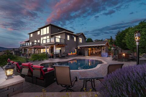 Private estate with gorgeous view, pool & hot tub!