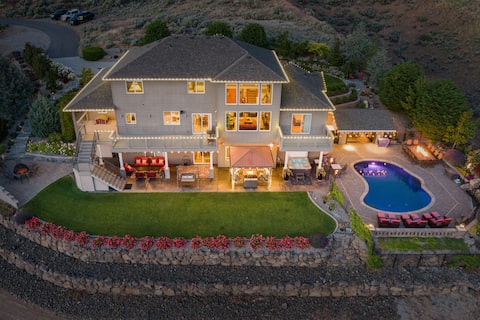 Private estate with gorgeous view, pool & hot tub!