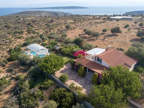 Spacious Vila with heated pool that becomes indoor