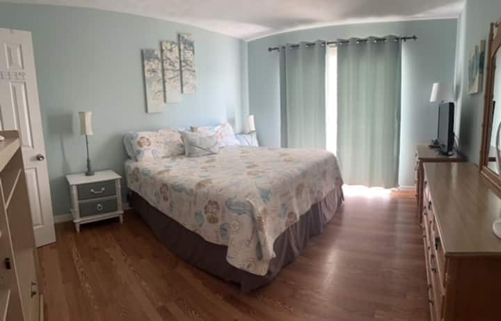 Huvudsovrum med tillgång till balkong