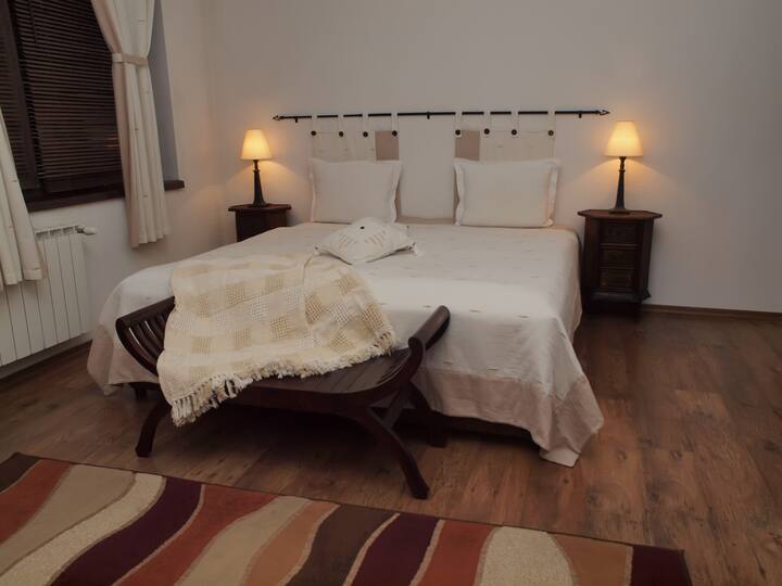 Izba č.13 - spálňa; vírivka; televízor; uteráky; papuče; sušič vlasov; rýchlovarná kanvica; Wi-Fi; digitálna televízia;
Dodatočné na vyžiadanie : detská ohrádka; posteľ