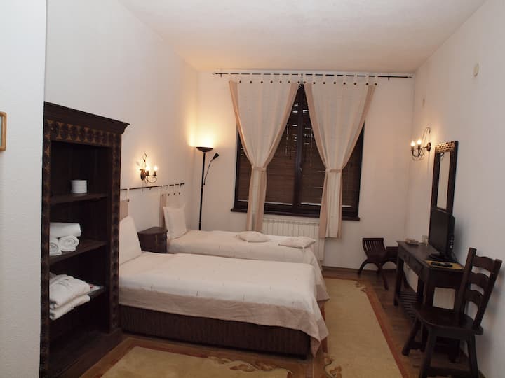 Izba č.14 - spálňa; vírivka; televízor; uteráky; papuče; sušič vlasov; rýchlovarná kanvica; Wi-Fi; digitálna televízia;
Dodatočné na vyžiadanie : detská ohrádka; posteľ;cena:193lv