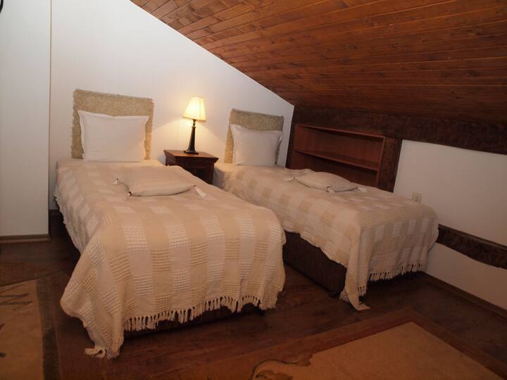 Izba č.22 - spálňa; vírivka; televízor; uteráky; papuče; sušič vlasov; rýchlovarná kanvica; Wi-Fi; digitálna televízia;
Dodatočné na vyžiadanie : detská ohrádka; cena lôžka:168lv