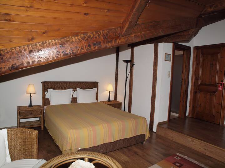 Izba č.23 - spálňa; vírivka; televízor; uteráky; papuče; sušič vlasov; rýchlovarná kanvica; Wi-Fi; digitálna televízia;
Dodatočné na požiadanie : detská ohrádka; posteľ; cena:168lv