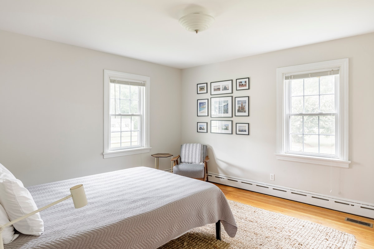 Dormitorio tamaño king en el piso principal con baño privado. BR1