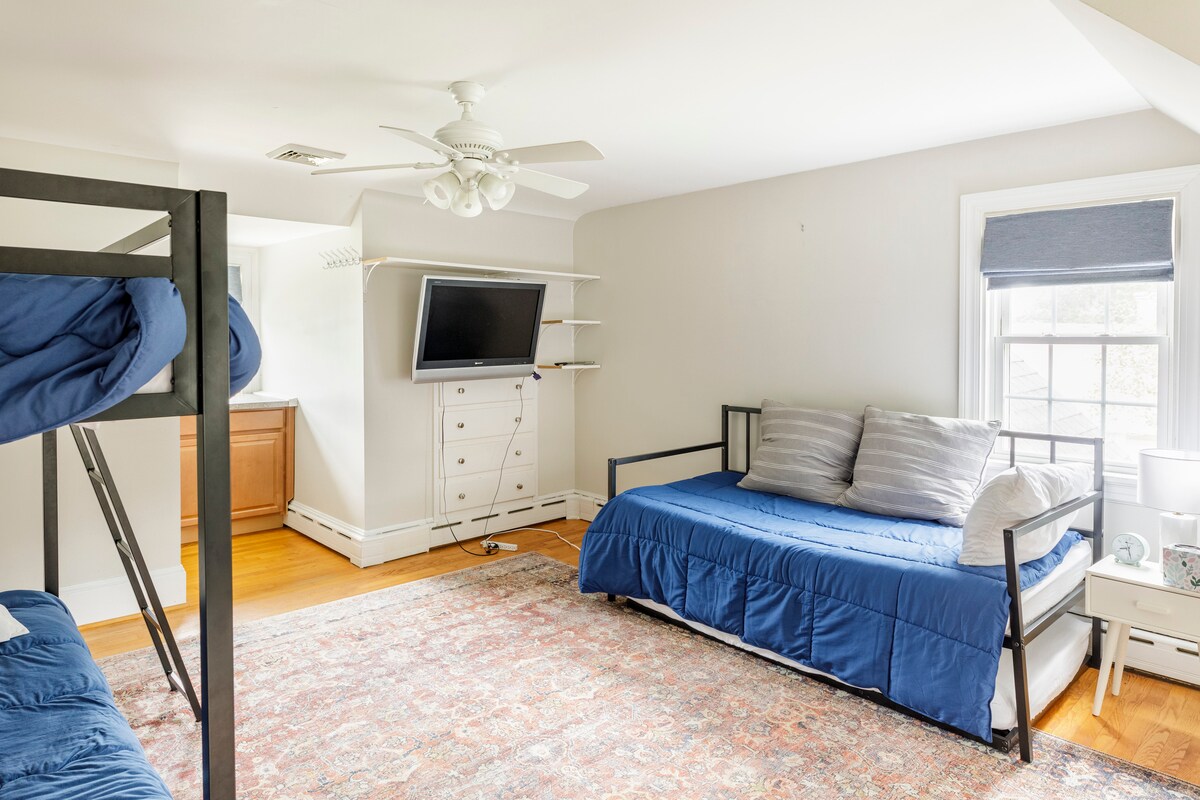 Dormitorio en la planta superior con cuatro camas individuales. BR3.