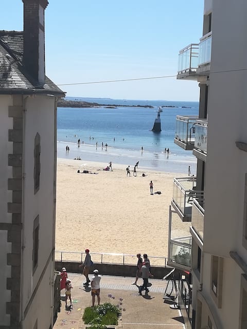 Popular Airbnb listing: T2 cozy rated 3*, center + sea view, balcony + parking in Quiberon