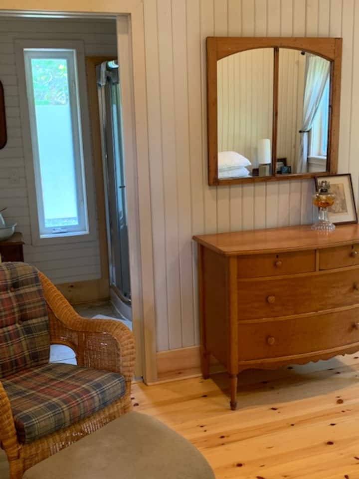 غرفة النوم الرئيسية (سرير بحجم كبير)