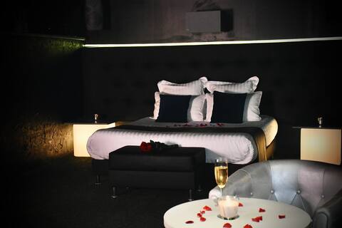 Royal Suite Private Heated Pool, Cinema
