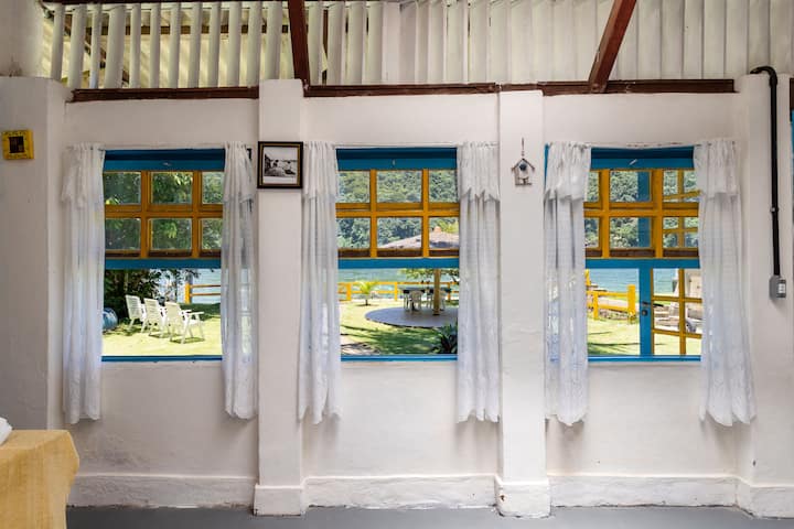 חלונות בסלון 