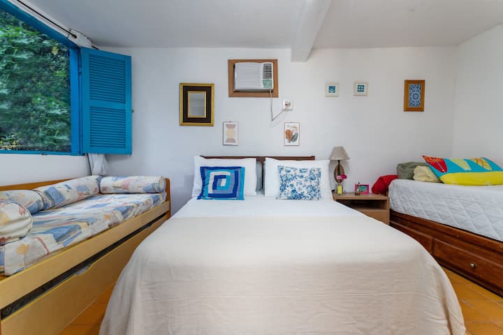 2号套房配有双人床和2张单人床