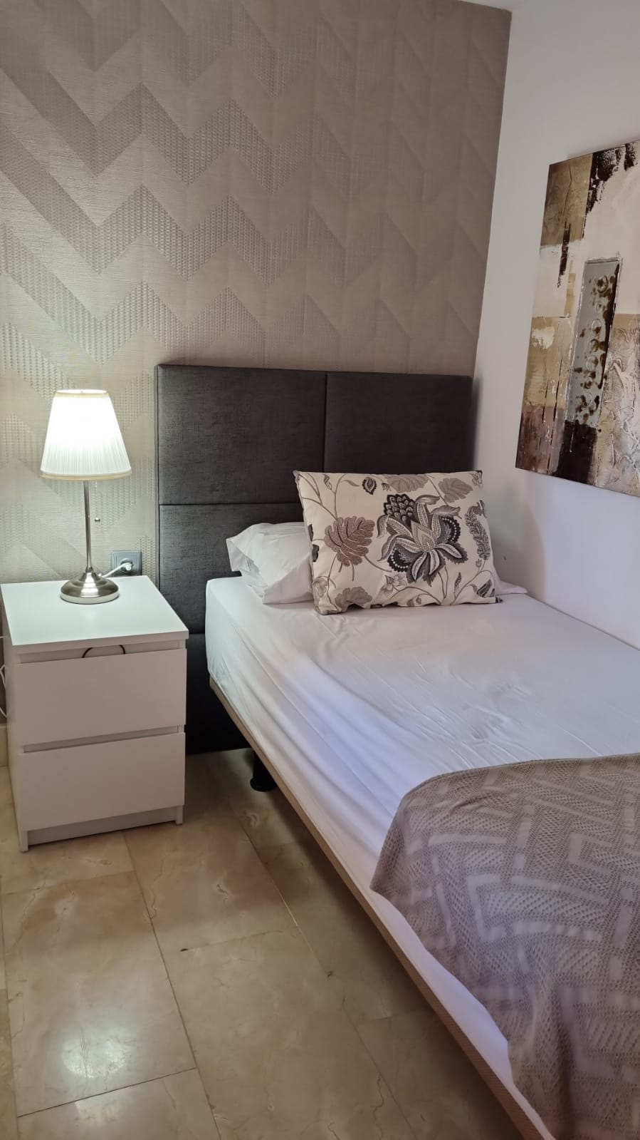 Მე-3 საძინებელი 90 სმ საწოლით 