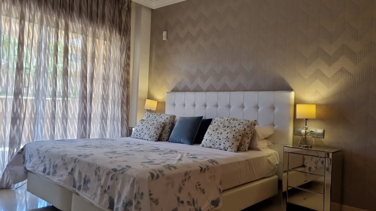 მთავარი საძინებელი დიდი 180 სმ საწოლით. პირდაპირი შესასვლელი სააბაზანოში