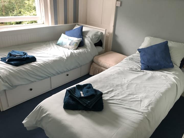 חדר שינה ארבע מיטות זוגיות או זוג תאומים 