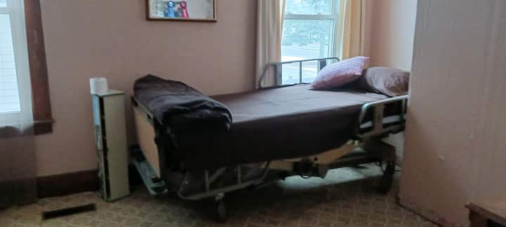 Ova soba ima umivaonik i WC školjku. Vrata su zavjesa