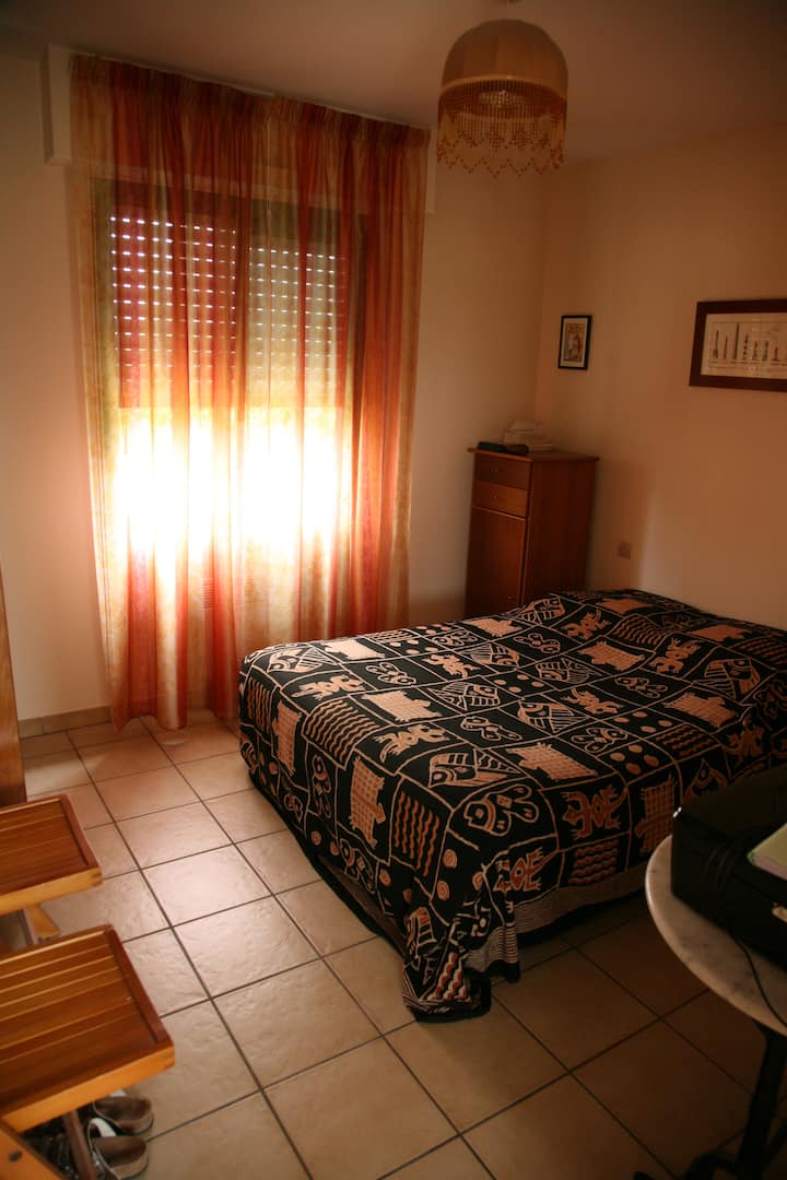 Პირველი სართულის საძინებელი ორადგილიანი საწოლით, გარდერობითა და ორი კომოდით.