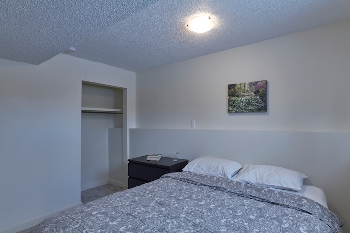 Bedroom 1 - Queen Bed
