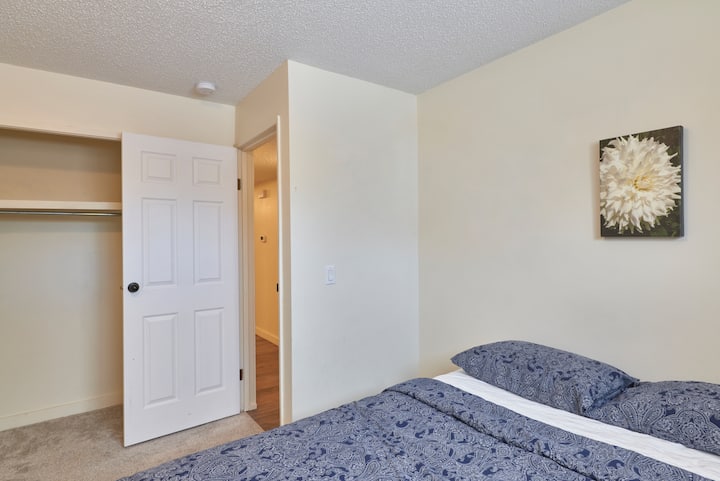 Bedroom 2 - Queen Bed