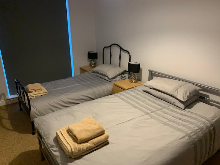 Dhoma e gjumit 2 me një krevat dopio dhe një tek.