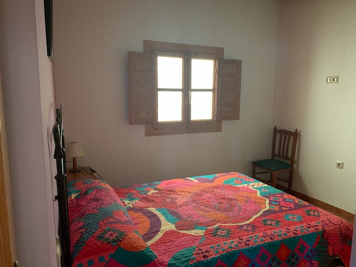 Habitación con cama de matrimonio.