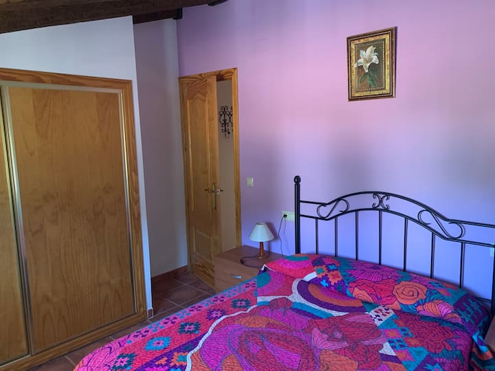 Habitación con cama de matrimonio.