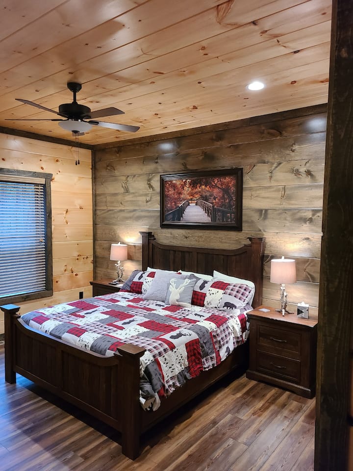 Главна спалня с голямо двойно легло