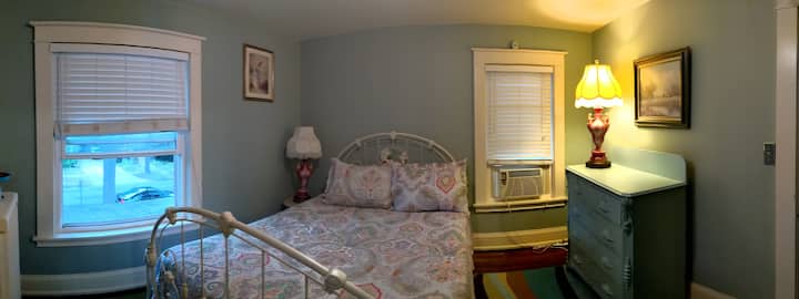 Chumba cha Malaika kina kitanda cha malkia, kabati kubwa la nguo, na nafasi kubwa ya kabati ili uweze kufungua na kukaa!