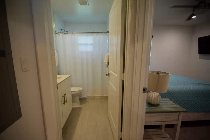 Seconda camera da letto con letto matrimoniale e bagno adiacente