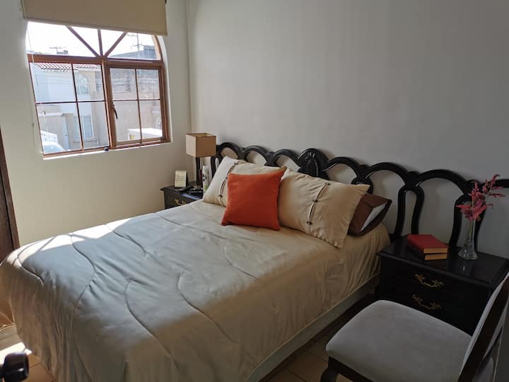 غرفة نوم رئيسية بسرير مزدوج