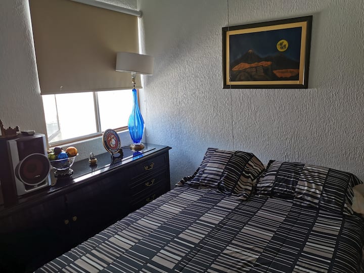 غرفة نوم ثانية بسرير مزدوج