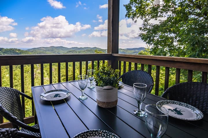 Mountain Escape W/hot Tub, Pool Table & Arcade - Pigeon Forge, TN
