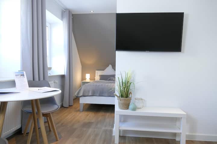 פינת אוכל ושינה עם טלוויזיה חכמה.