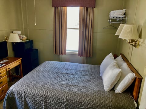 220/221- 2 Adjacent Bedrooms/Private BA, Breakfast