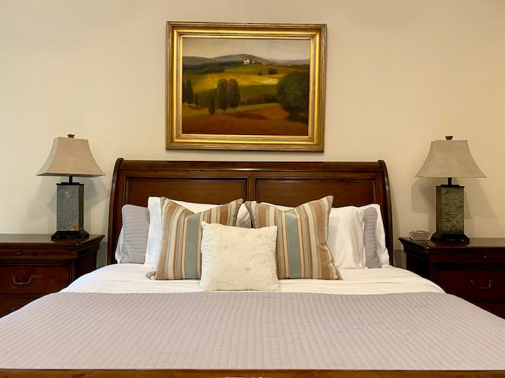 Recámara principal con cama tamaño king