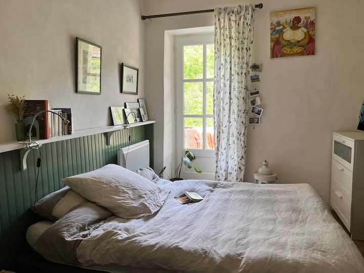 Habitación con cama de 140 en la planta baja